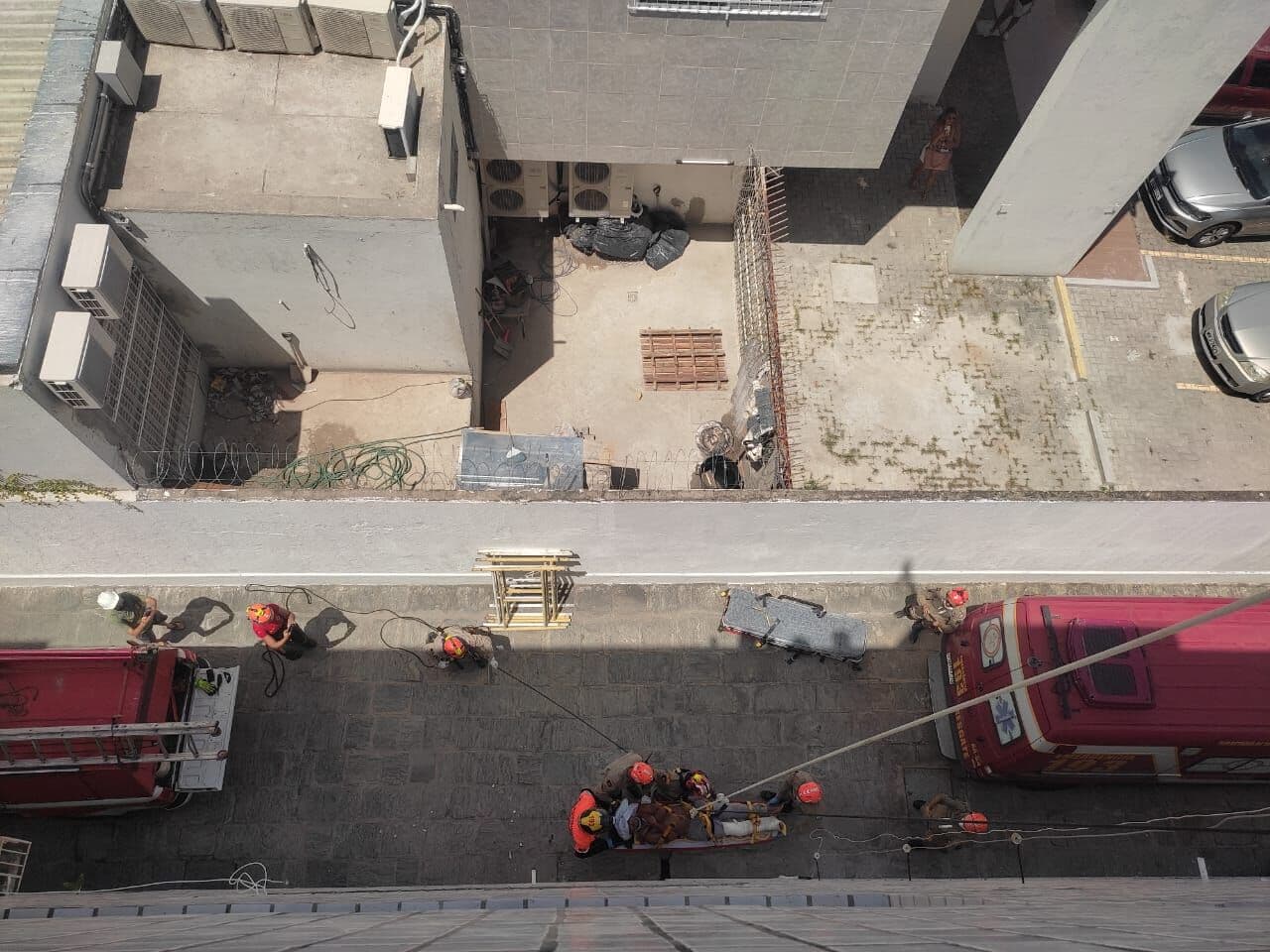 Homem cai de escada na cobertura de prédio em João Pessoa e é resgatado através de rapel por bombeiros