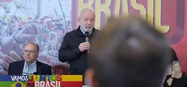 'Peço misericórdia, é muita gente morrendo', diz mulher em unidade de saúde em Manaus