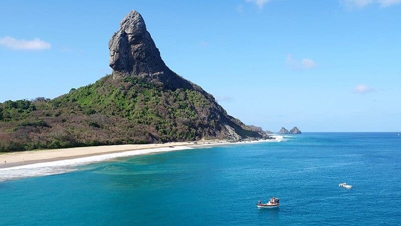 Fernando de Noronha, um paraíso no Atlântico do Brasil visto do alto