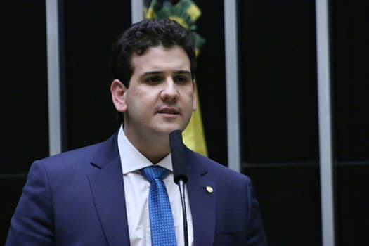 Deputado que esmurrou vereador diz que tem total controle emocional, mas é chamado de covarde