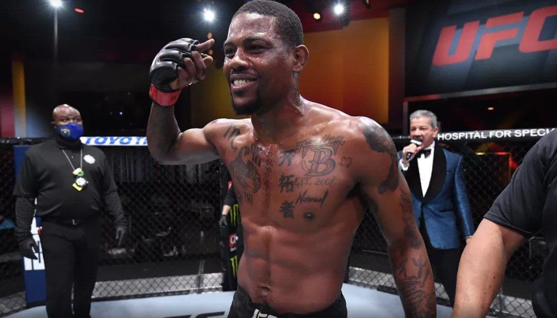 Lutador do UFC, Kevin Holland desarma atirador em restaurante nos EUA