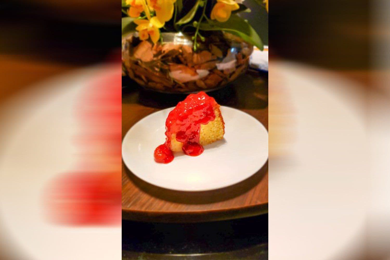 Bolo de Iogurte com geléia de morango