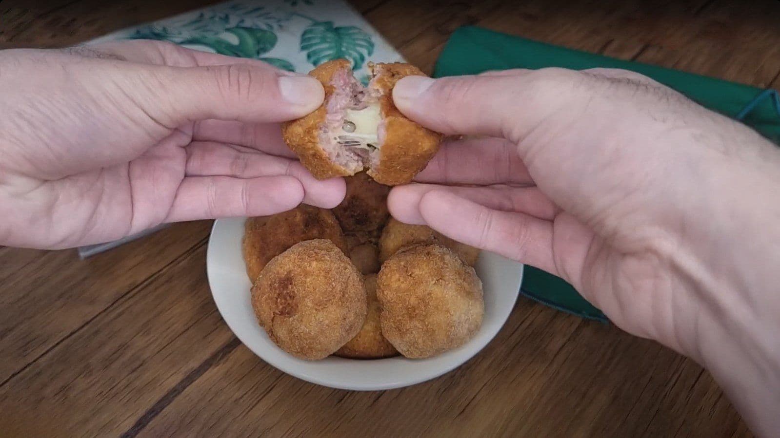 Bolinho de linguiça com queijo