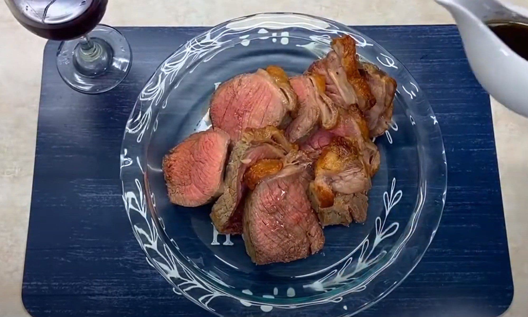 Contrafilé assado com molho de vinho tinto