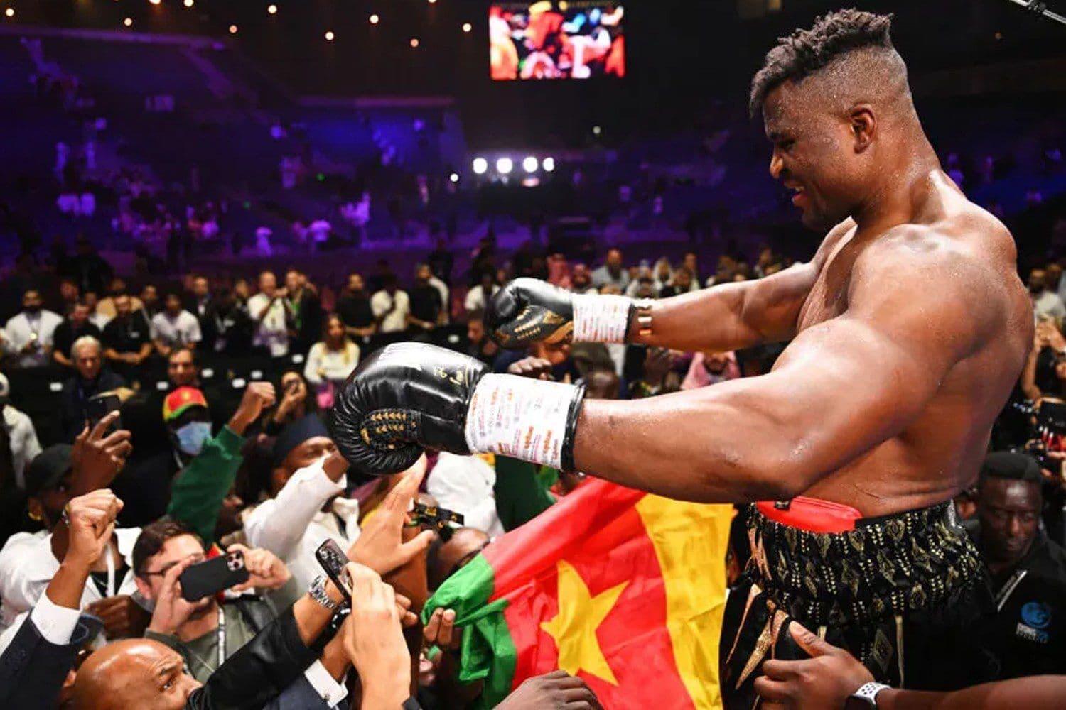 Astros da NBA, do MMA e do boxe detonam decisão de Fury x Ngannou