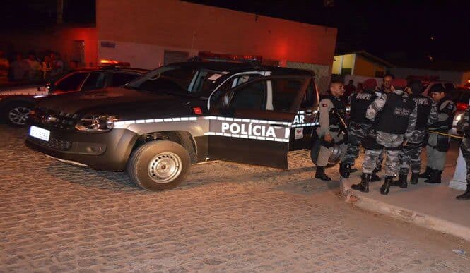 Após troca de tiros com policial, dois assaltantes acabam mortos