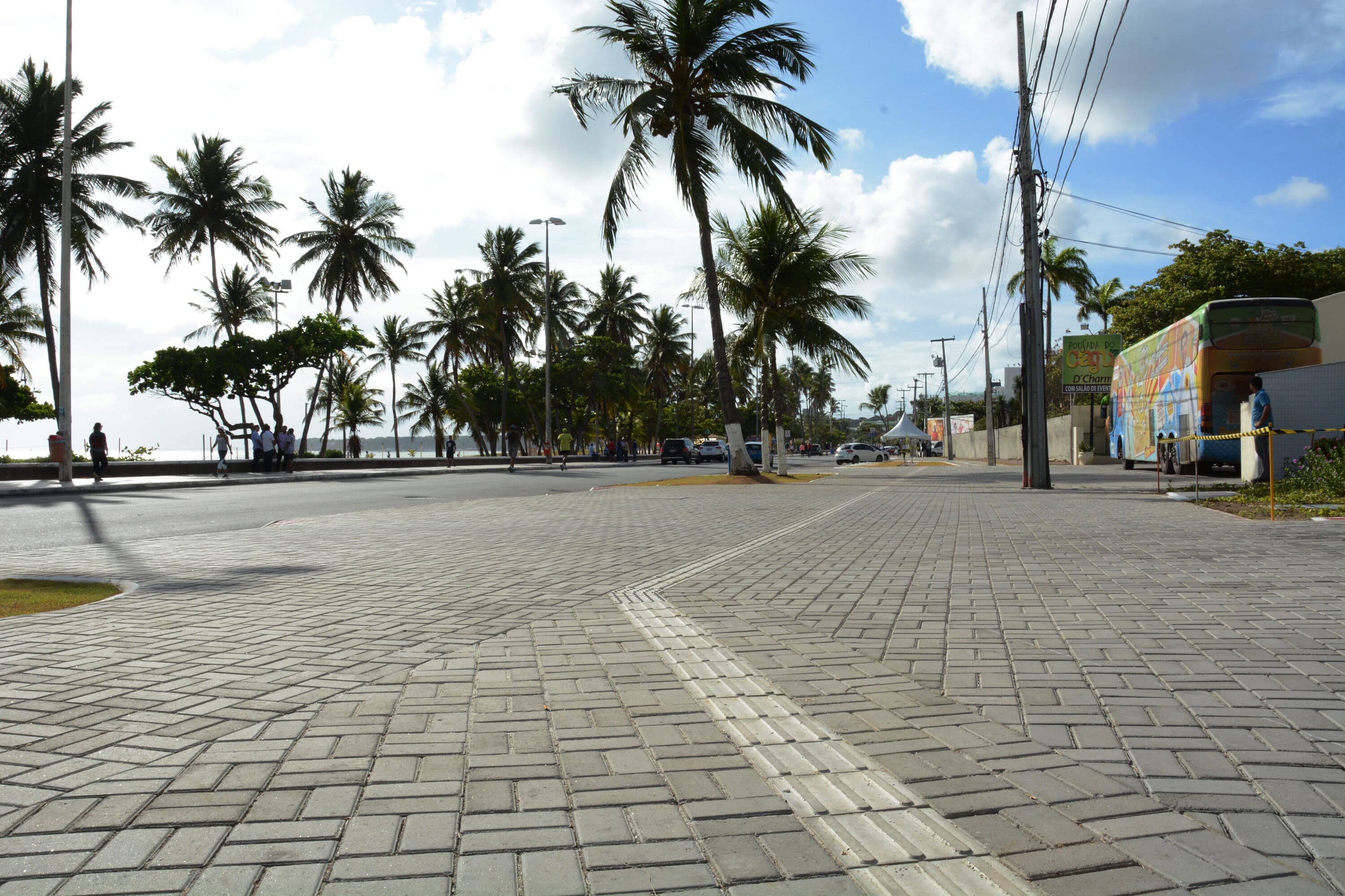 Prefeito entrega padronização de calçadas na orla e 2ª etapa deverá ser entregue até junho