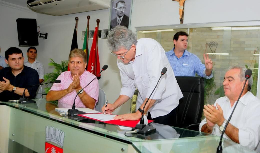 Ricardo entrega casas em Caturité e autoriza construção do Cidade Madura em Guarabira