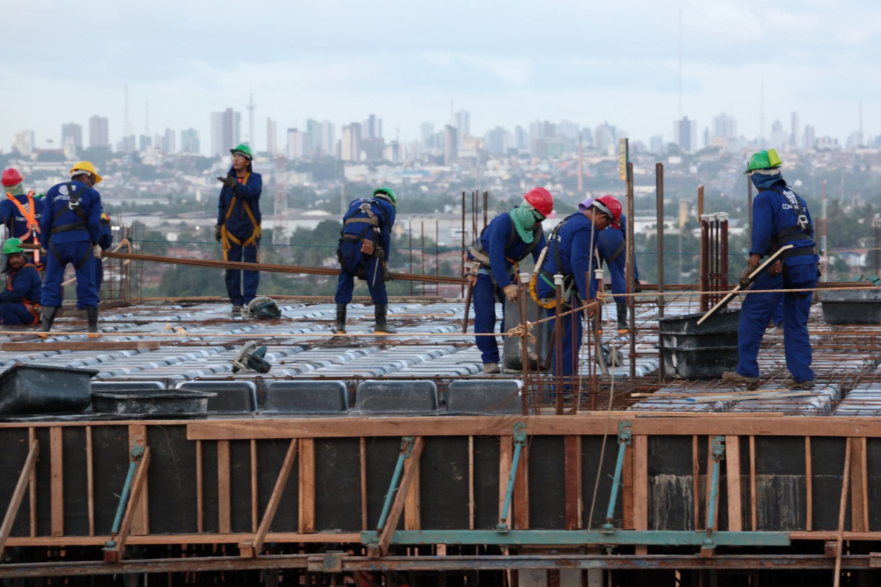 Governo realiza ações de combate ao Aedes aegypti emcanteiros de obras do Estado