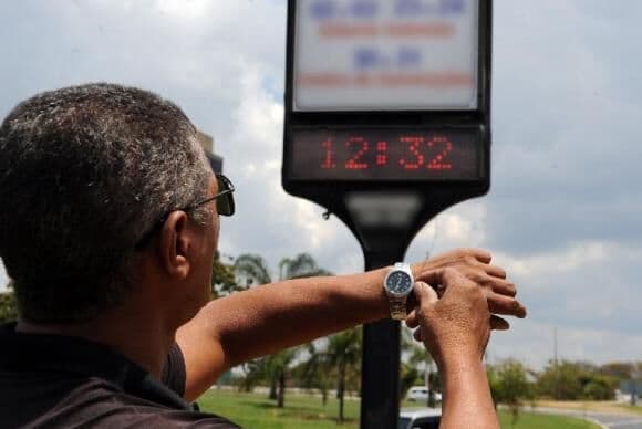 Horário de verão termina neste domingo; relógios devem ser atrasados em uma hora