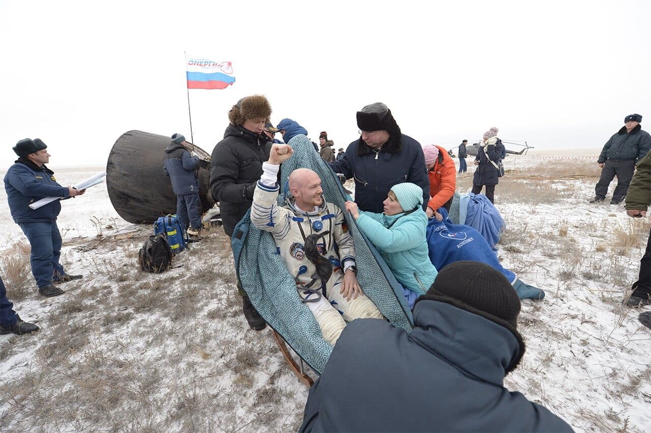 Nave Soyuz volta à Terra com astronautas da "missão do ano"