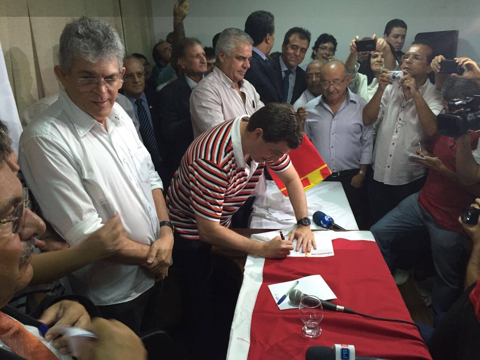 Gervásio Maia deixa PMDB para ingressar no PSB e Trócolli Júnior adia sua decisão