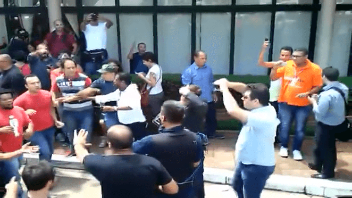 Abert repudia violência contra jornalistas e pede punição dos responsáveis