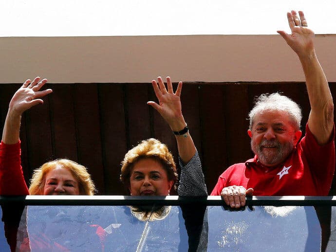 Dilma chega a São Bernardo; Lula abraça militantes na rua