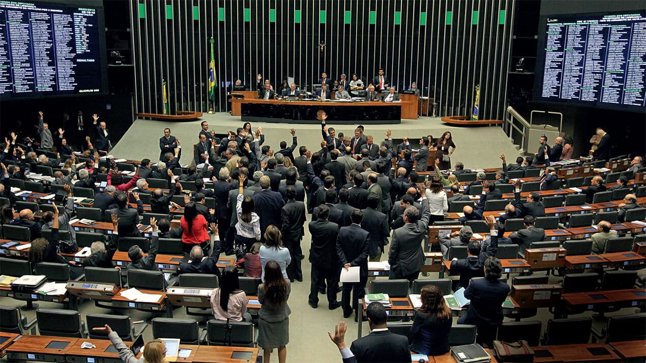 Deputados têm até hoje para mudar de partido sem perder o mandato