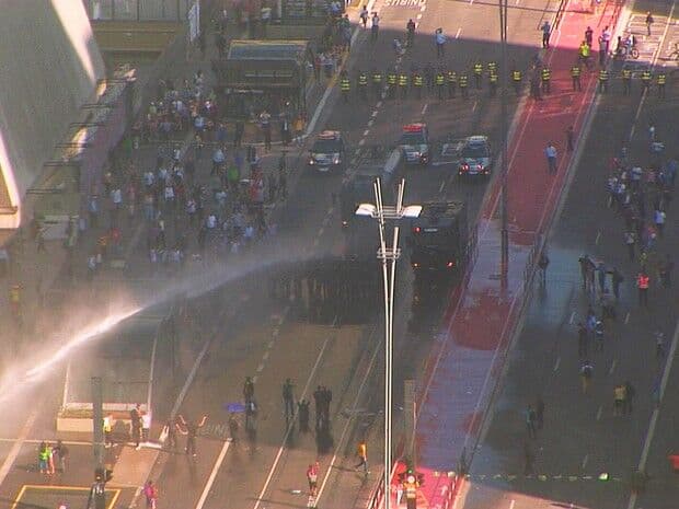 PM usa jato de água e bombas para retirar manifestantes da Paulista