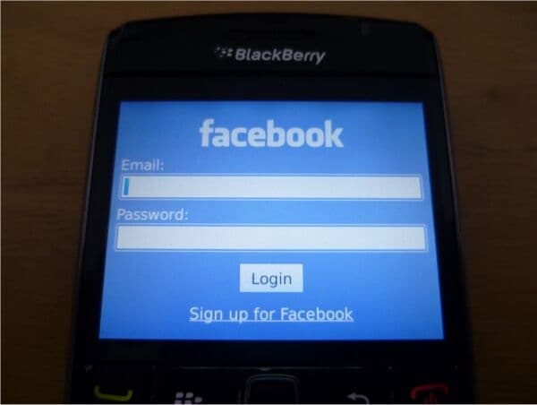 BlackBerry prepara usuários para fim do aplicativo do Facebook e Whatsapp
