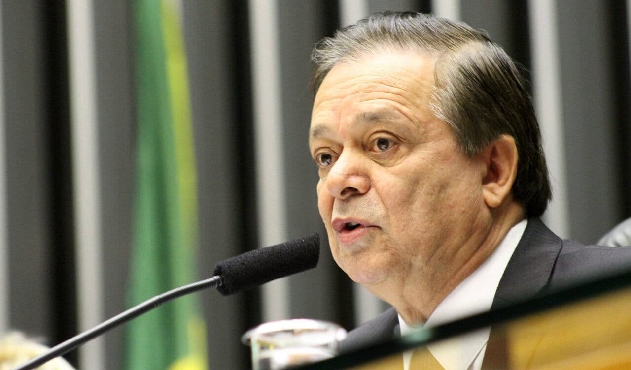 Relator diz que antecipará para quinta-feira parecer sobre impeachment de Dilma