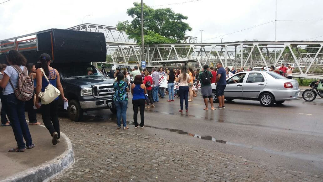 Profissionais de educação fazem protesto e pedem audiência com prefeito