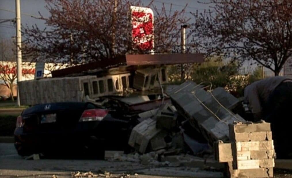 Motorista sobrevive após placa enorme esmagar carro nos EUA