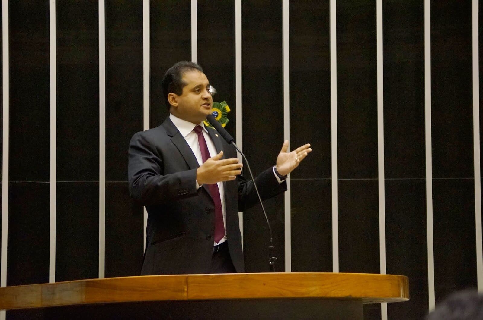 PDT decide votar contra impeachment de Dilma