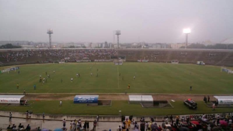 Confusão é registrada na chegada do Sousa ao Almeidão, em JP