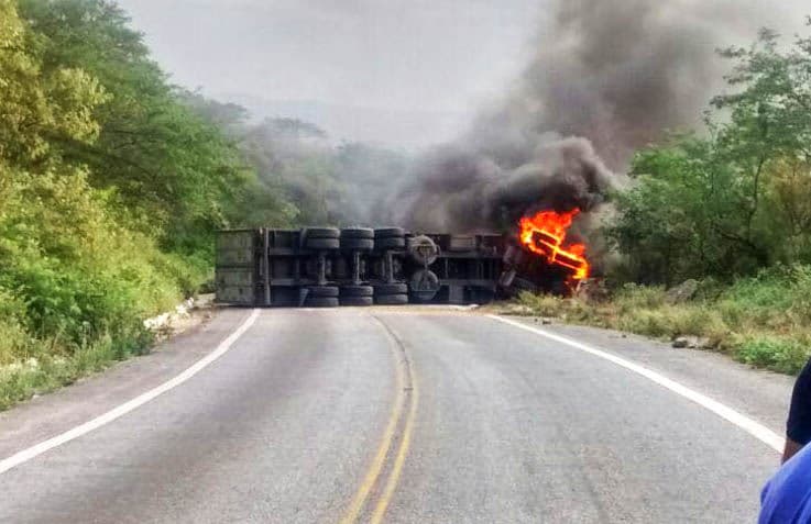 Carreta tomba e pega fogo na Serra de Teixeira, sertão do estado
