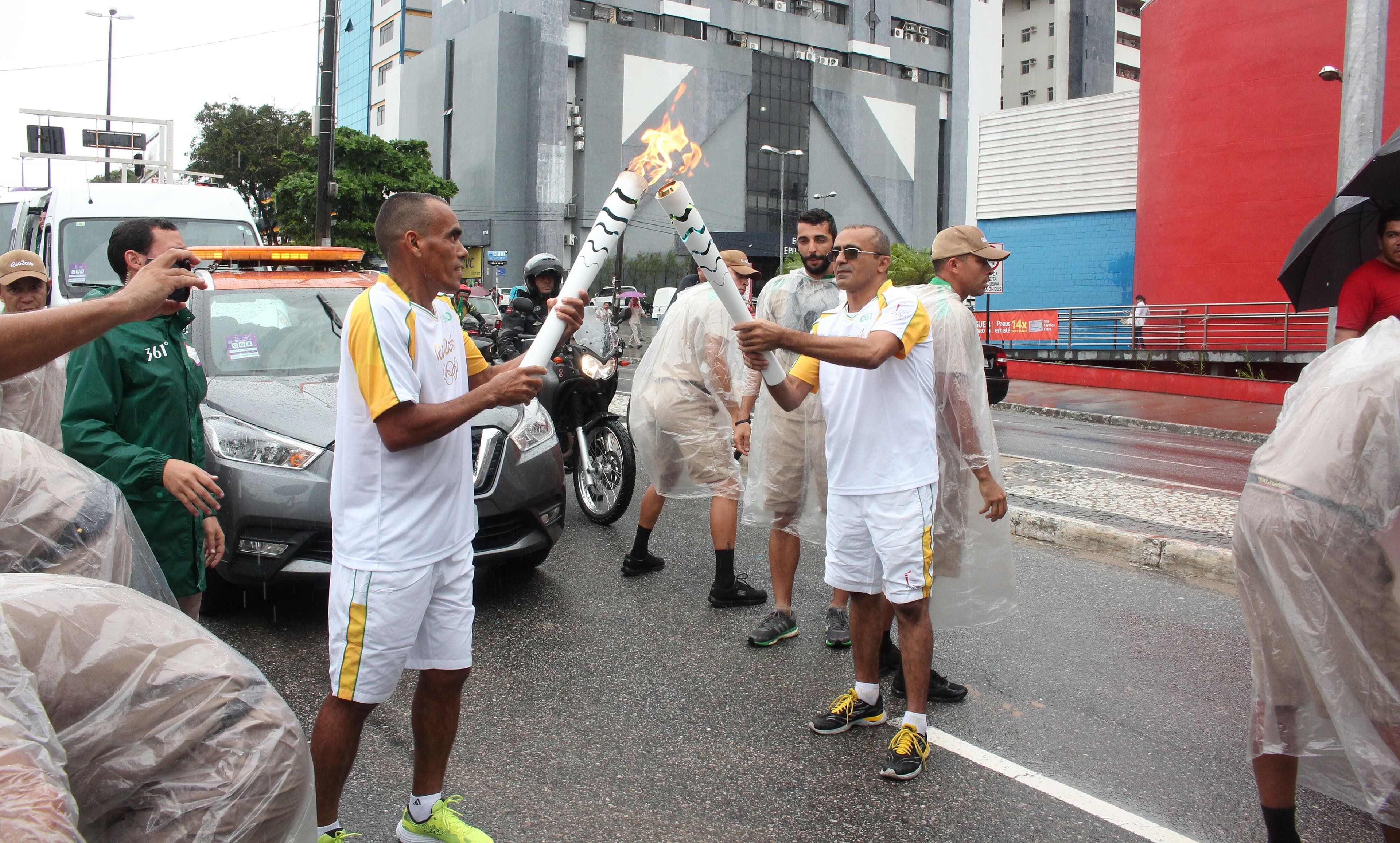Tocha Olímpica percorre ruas de João Pessoa sob chuva forte