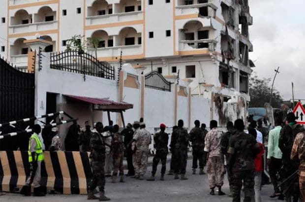 Ataque terrorista deixa 18 mortos em hotel na Somália