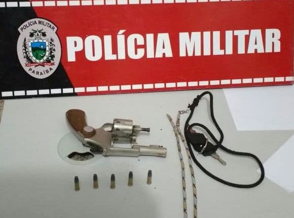 Após perseguição, polícia prende suspeito portando arma de fogo