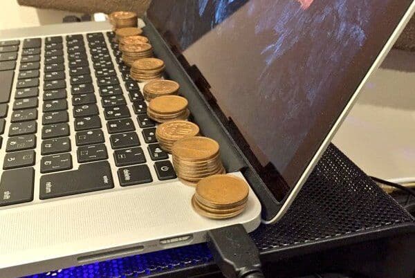 Internauta descobre que moedas evitam o superaquecimento do notebook