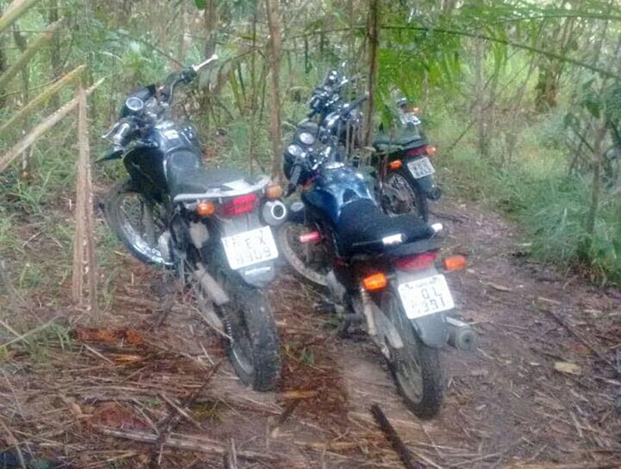 Polícia localiza esconderijo de motos roubadas em matagal na Região Metropolitana