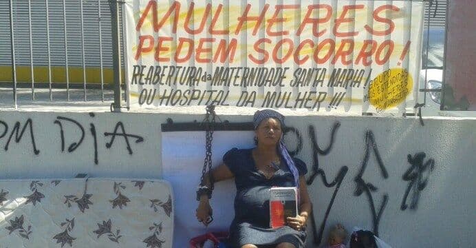 Mulher se acorrenta em frente ao Trauminha para cobrar Hospital da Mulher em JP