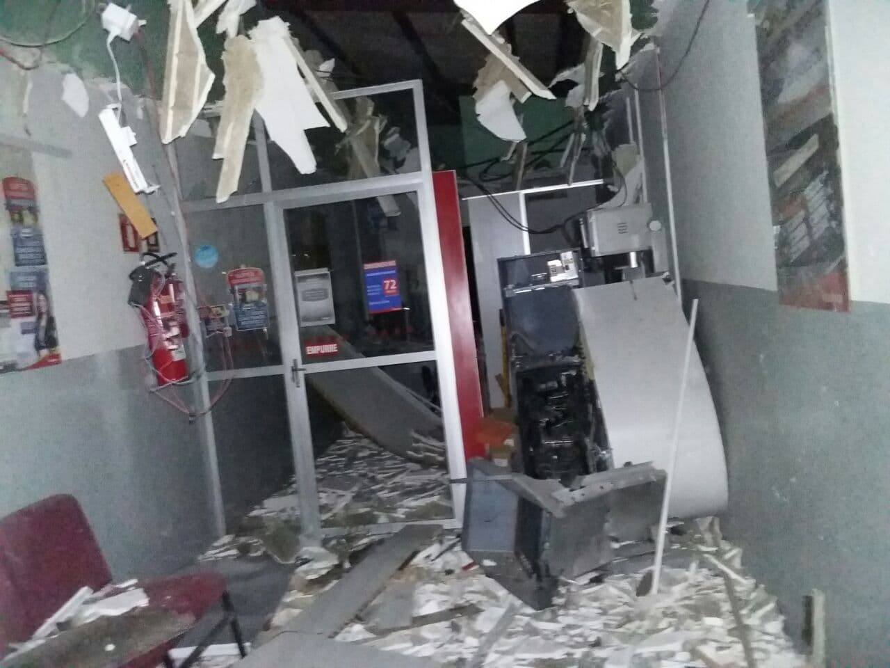 Agência bancária é explodida e grupo foge atirando em São Miguel de Taipu