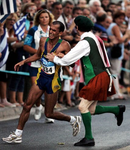 Padre irlandês que empurrou Vanderlei em Atenas ficou irritado por ex-maratonista acender tocha olímpica