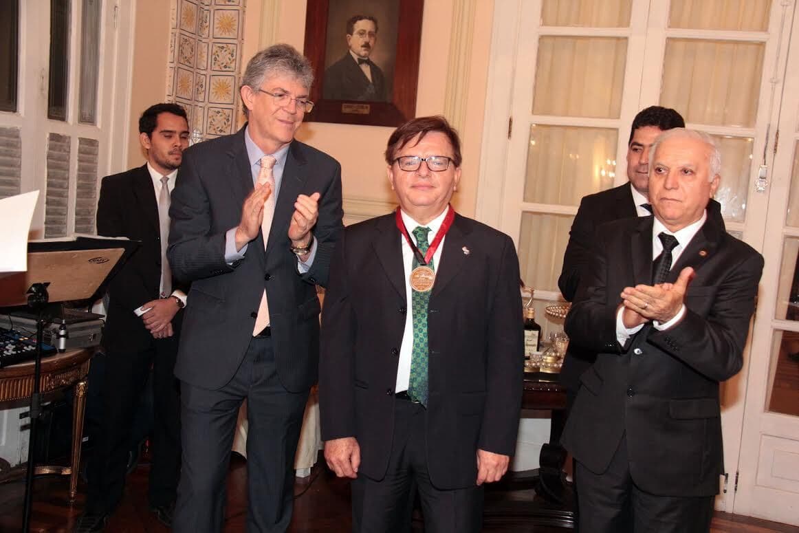 Ministro Herman Benjamin recebe Medalha de Mérito Governador Antônio Mariz