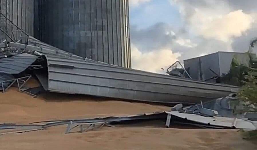 Silos de trigo desabam em Cabedelo e matam vacas soterradas