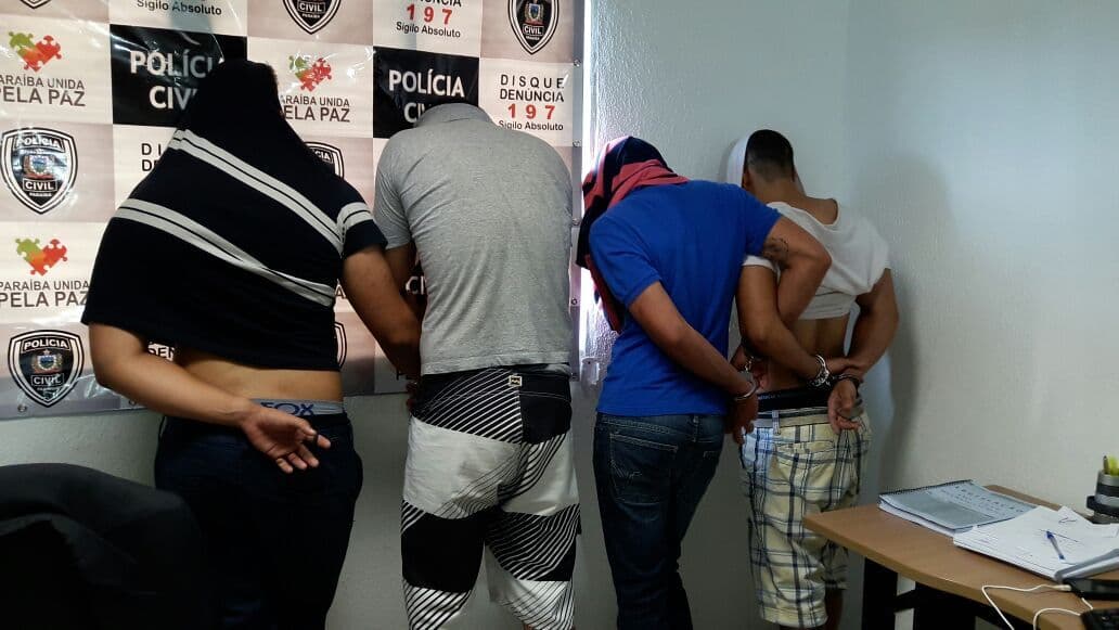 Quatro jovens são presos com R$ 500 mil em drogas no bairro do Bessa
