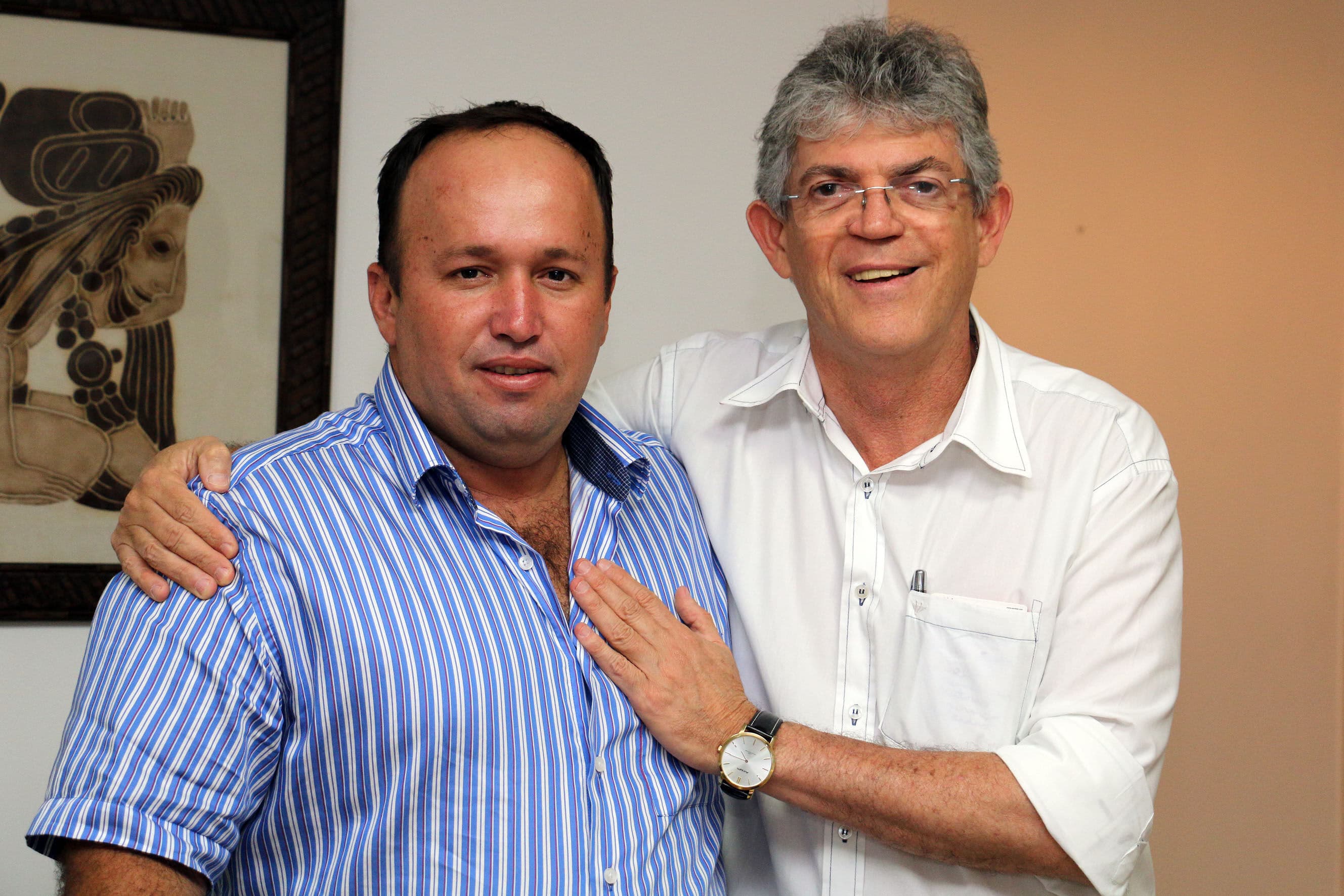 Prefeito reeleito do PMDB anuncia adesão ao PSB