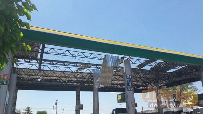 Vendaval em Cajazeiras arranca teto de posto, quebra vidro de carros e arranca árvores