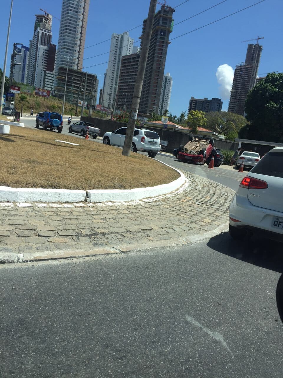 Carro capota ao passar por rotatória em João Pessoa