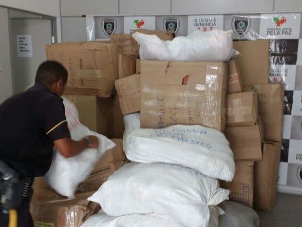 Polícia apreende carga com centenas de calçados sem nota fiscal em Campina Grande