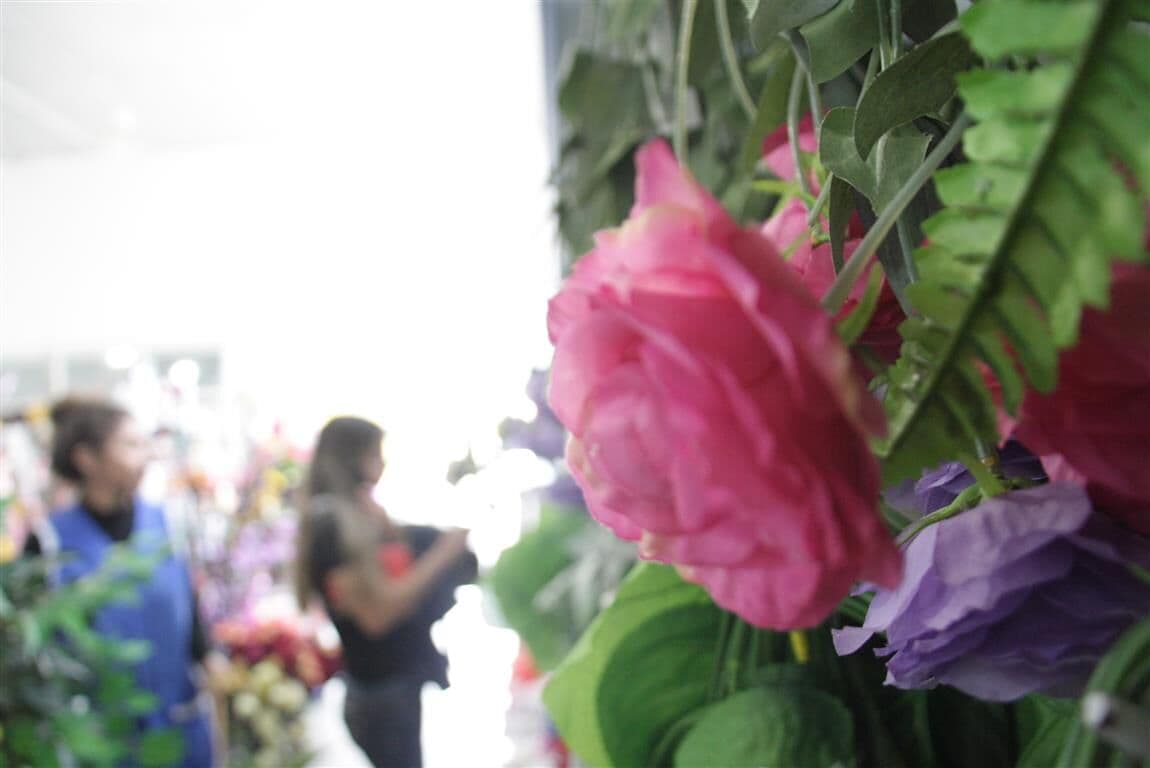 Preço de coroa de flores chega a até R$ 250 às vésperas do Dia de Finados