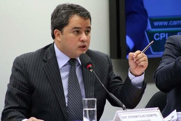 Efraim Filho diz que ocupações em escolas prejudicaram estudantes pobres e prestigiaram os ricos
