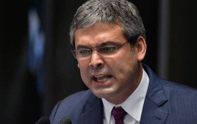 Lindbergh: “Vamos entrar com pedido de impeachment de Temer”