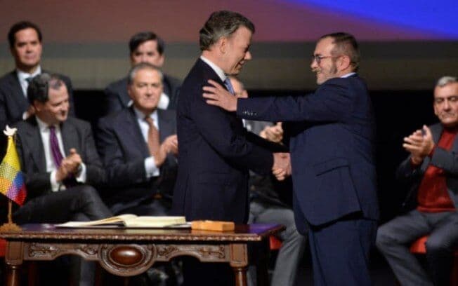 Sem consulta pública, governo da Colômbia e Farc assinam novo acordo de paz