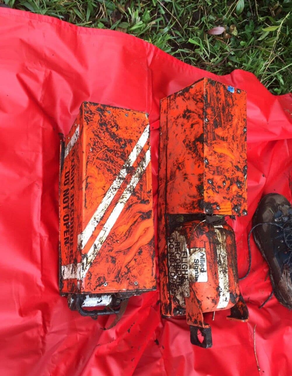 Caixa-preta do avião é encontrada, segundo ministro colombiano