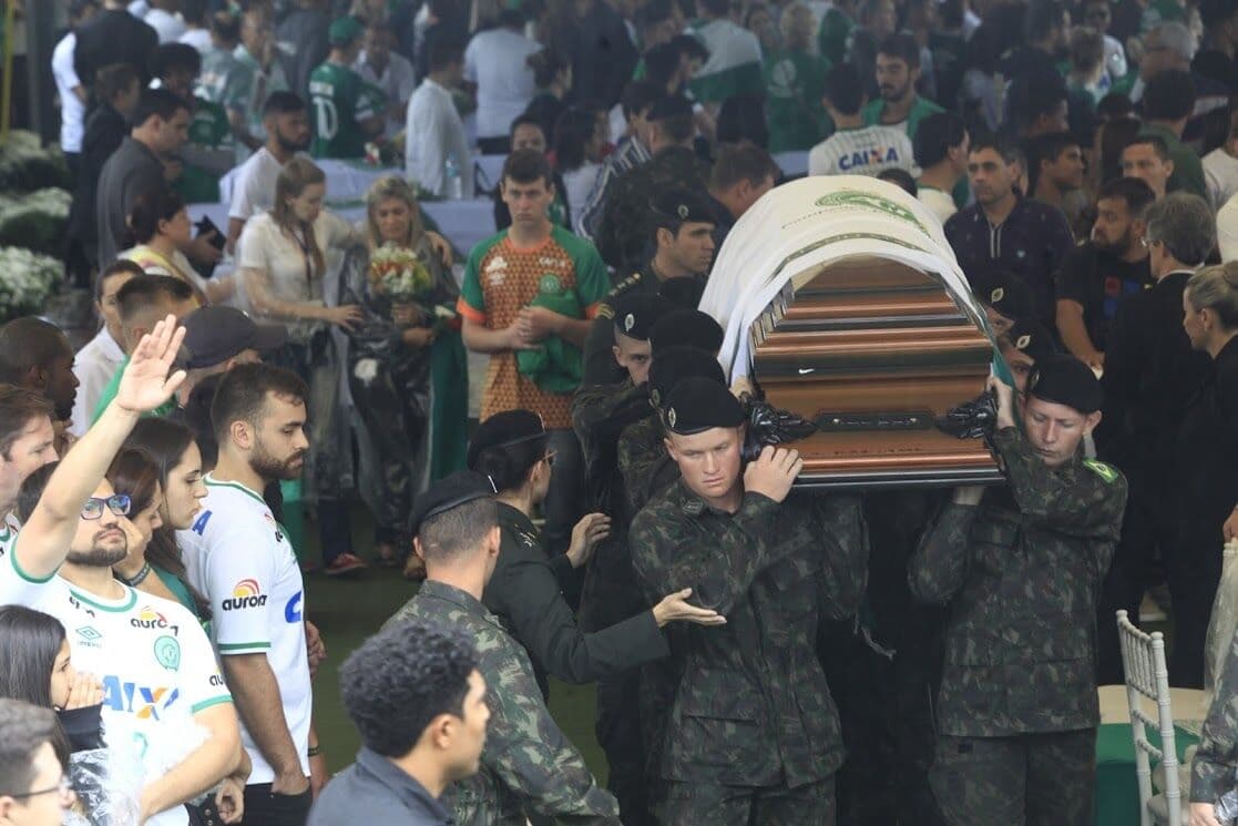 Corpos de jogadores e de dirigente da Chapecoense são sepultados no RS