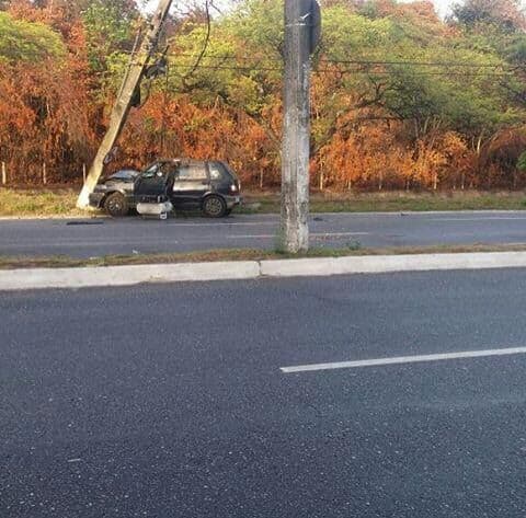 Carro colide com poste em frente a Universidade Federal, em João Pessoa