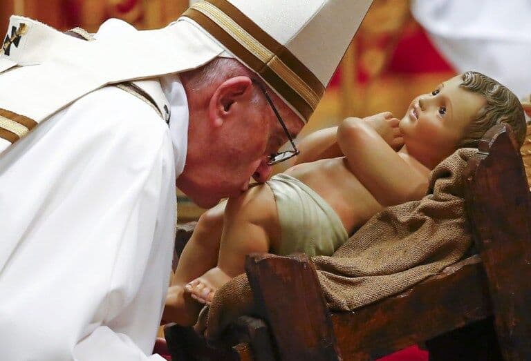 Papa Francisco critica o materialismo e faz apelo por crianças refugiadas na Missa do Galo